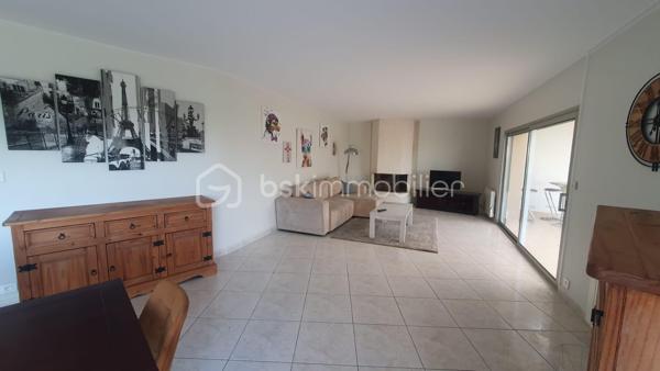 À découvrir sans tarder : Belle et grande maison traditionnelle construite en 1990, d'environ 160 m² habitables, située dans un environnement calme, à proximité du centre-ville de Murs Erigné .
Parfaitement adaptée à une famille, elle offre de beaux volumes et un cadre de vie agréable.
Au rez-de-chaussée , vous trouverez une entrée accueillante, un vaste salon-séjour lumineux de 47m² environ avec accès direct au jardin, une véranda agréable ouverte sur le jardin, une cuisine aménagée et équipée, une buanderie, un cellier, une chambre, une salle de bain et un WC séparé.
À l'étage, une mezzanine dessert 4 chambres confortables, une salle de bain et un WC séparé.
Vous bénéficiez d'un terrain clos et sans vis à vis d'environ 506 m² et d'un garage de 33m² environ.
Les + de cette maison:
* Construction traditionnelle de qualité
* Beaux volumes et nombreux espaces de rangement
* Cheminée
* Proximité des commerces, écoles et services
* Aucun gros travaux à prévoir
Quelques travaux de rafraîchissement et de décoration permettront simplement de remettre la maison au goût du jour et de la personnaliser selon vos envies.
Une belle opportunité pour les personnes à la recherche d'une grande maison familiale alliant confort, tranquillité et proximité du centre-ville.
Pour plus d'informations ou pour organiser une visite, n'hésitez pas à me contacter !