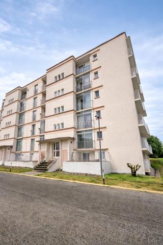 Situé à Bourg-Saint-Andéol, au 1er étage d’une résidence entretenue, découvrez cet appartement T3 offrant de beaux volumes et un fort potentiel.

Dès l’entrée, un dégagement avec placard dessert l’ensemble des pièces.
Le séjour propose un espace salon / salle à manger agréable, avec accès direct à deux balcons.
La cuisine indépendante bénéficie d’une loggia.
Côté nuit, vous trouverez deux chambres, une salle d’eau ainsi qu’un WC indépendant.

Une cave vient compléter ce bien. 

Des travaux de rafraîchissement sont à prévoir pour révéler tout le potentiel de cet appartement.

⚠️ INFORMATIONS IMPORTANTES 

Copropriété en cours de changement de syndic
Certaines informations (charges, tantièmes…) seront précisées prochainement
Diagnostics en cours de finalisation