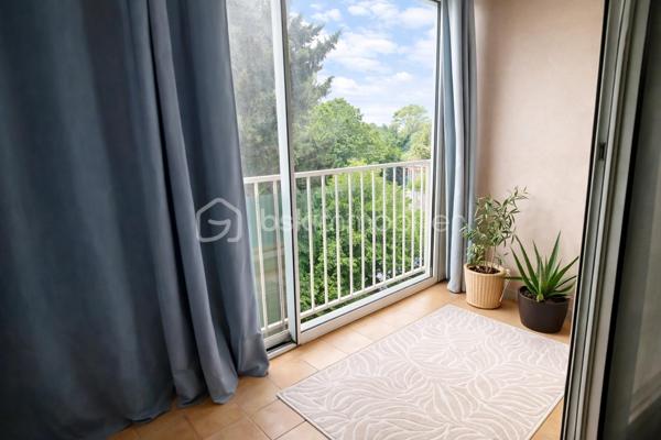 Situé à Bourg-Saint-Andéol, au 1er étage d’une résidence entretenue, découvrez cet appartement T3 offrant de beaux volumes et un fort potentiel.

Dès l’entrée, un dégagement avec placard dessert l’ensemble des pièces.
Le séjour propose un espace salon / salle à manger agréable, avec accès direct à deux balcons.
La cuisine indépendante bénéficie d’une loggia.
Côté nuit, vous trouverez deux chambres, une salle d’eau ainsi qu’un WC indépendant.

Une cave vient compléter ce bien. 

Des travaux de rafraîchissement sont à prévoir pour révéler tout le potentiel de cet appartement.

⚠️ INFORMATIONS IMPORTANTES 

Copropriété en cours de changement de syndic
Certaines informations (charges, tantièmes…) seront précisées prochainement
Diagnostics en cours de finalisation