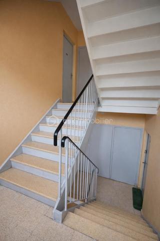 Situé à Bourg-Saint-Andéol, au 1er étage d’une résidence entretenue, découvrez cet appartement T3 offrant de beaux volumes et un fort potentiel.

Dès l’entrée, un dégagement avec placard dessert l’ensemble des pièces.
Le séjour propose un espace salon / salle à manger agréable, avec accès direct à deux balcons.
La cuisine indépendante bénéficie d’une loggia.
Côté nuit, vous trouverez deux chambres, une salle d’eau ainsi qu’un WC indépendant.

Une cave vient compléter ce bien. 

Des travaux de rafraîchissement sont à prévoir pour révéler tout le potentiel de cet appartement.

⚠️ INFORMATIONS IMPORTANTES 

Copropriété en cours de changement de syndic
Certaines informations (charges, tantièmes…) seront précisées prochainement
Diagnostics en cours de finalisation