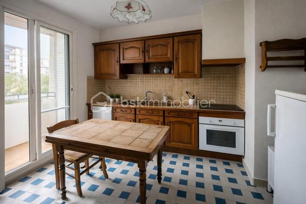 Situé à Bourg-Saint-Andéol, au 1er étage d’une résidence entretenue, découvrez cet appartement T3 offrant de beaux volumes et un fort potentiel.

Dès l’entrée, un dégagement avec placard dessert l’ensemble des pièces.
Le séjour propose un espace salon / salle à manger agréable, avec accès direct à deux balcons.
La cuisine indépendante bénéficie d’une loggia.
Côté nuit, vous trouverez deux chambres, une salle d’eau ainsi qu’un WC indépendant.

Une cave vient compléter ce bien. 

Des travaux de rafraîchissement sont à prévoir pour révéler tout le potentiel de cet appartement.

⚠️ INFORMATIONS IMPORTANTES 

Copropriété en cours de changement de syndic
Certaines informations (charges, tantièmes…) seront précisées prochainement
Diagnostics en cours de finalisation