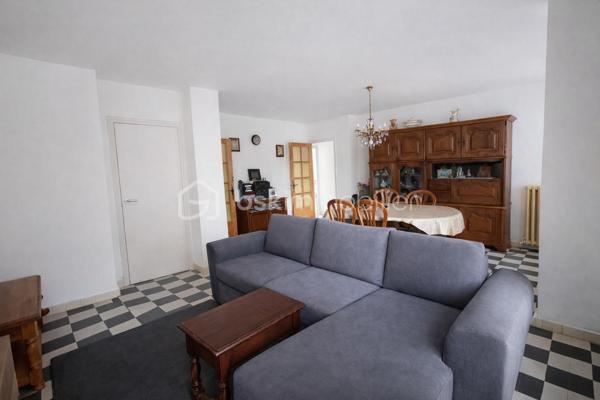 Situé à Bourg-Saint-Andéol, au 1er étage d’une résidence entretenue, découvrez cet appartement T3 offrant de beaux volumes et un fort potentiel.

Dès l’entrée, un dégagement avec placard dessert l’ensemble des pièces.
Le séjour propose un espace salon / salle à manger agréable, avec accès direct à deux balcons.
La cuisine indépendante bénéficie d’une loggia.
Côté nuit, vous trouverez deux chambres, une salle d’eau ainsi qu’un WC indépendant.

Une cave vient compléter ce bien. 

Des travaux de rafraîchissement sont à prévoir pour révéler tout le potentiel de cet appartement.

⚠️ INFORMATIONS IMPORTANTES 

Copropriété en cours de changement de syndic
Certaines informations (charges, tantièmes…) seront précisées prochainement
Diagnostics en cours de finalisation