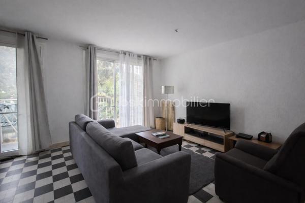 Situé à Bourg-Saint-Andéol, au 1er étage d’une résidence entretenue, découvrez cet appartement T3 offrant de beaux volumes et un fort potentiel.

Dès l’entrée, un dégagement avec placard dessert l’ensemble des pièces.
Le séjour propose un espace salon / salle à manger agréable, avec accès direct à deux balcons.
La cuisine indépendante bénéficie d’une loggia.
Côté nuit, vous trouverez deux chambres, une salle d’eau ainsi qu’un WC indépendant.

Une cave vient compléter ce bien. 

Des travaux de rafraîchissement sont à prévoir pour révéler tout le potentiel de cet appartement.

⚠️ INFORMATIONS IMPORTANTES 

Copropriété en cours de changement de syndic
Certaines informations (charges, tantièmes…) seront précisées prochainement
Diagnostics en cours de finalisation