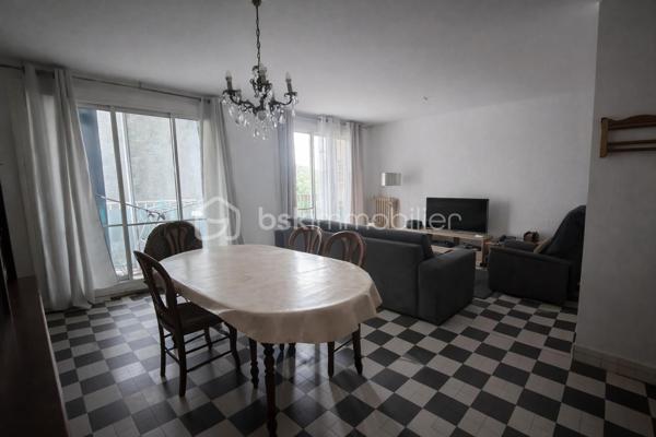Situé à Bourg-Saint-Andéol, au 1er étage d’une résidence entretenue, découvrez cet appartement T3 offrant de beaux volumes et un fort potentiel.

Dès l’entrée, un dégagement avec placard dessert l’ensemble des pièces.
Le séjour propose un espace salon / salle à manger agréable, avec accès direct à deux balcons.
La cuisine indépendante bénéficie d’une loggia.
Côté nuit, vous trouverez deux chambres, une salle d’eau ainsi qu’un WC indépendant.

Une cave vient compléter ce bien. 

Des travaux de rafraîchissement sont à prévoir pour révéler tout le potentiel de cet appartement.

⚠️ INFORMATIONS IMPORTANTES 

Copropriété en cours de changement de syndic
Certaines informations (charges, tantièmes…) seront précisées prochainement
Diagnostics en cours de finalisation