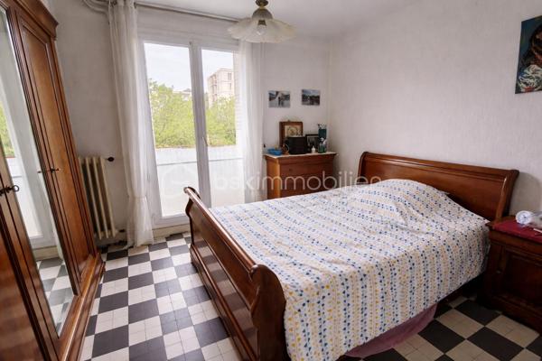 Situé à Bourg-Saint-Andéol, au 1er étage d’une résidence entretenue, découvrez cet appartement T3 offrant de beaux volumes et un fort potentiel.

Dès l’entrée, un dégagement avec placard dessert l’ensemble des pièces.
Le séjour propose un espace salon / salle à manger agréable, avec accès direct à deux balcons.
La cuisine indépendante bénéficie d’une loggia.
Côté nuit, vous trouverez deux chambres, une salle d’eau ainsi qu’un WC indépendant.

Une cave vient compléter ce bien. 

Des travaux de rafraîchissement sont à prévoir pour révéler tout le potentiel de cet appartement.

⚠️ INFORMATIONS IMPORTANTES 

Copropriété en cours de changement de syndic
Certaines informations (charges, tantièmes…) seront précisées prochainement
Diagnostics en cours de finalisation