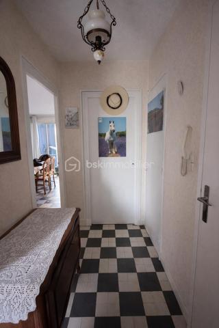 Situé à Bourg-Saint-Andéol, au 1er étage d’une résidence entretenue, découvrez cet appartement T3 offrant de beaux volumes et un fort potentiel.

Dès l’entrée, un dégagement avec placard dessert l’ensemble des pièces.
Le séjour propose un espace salon / salle à manger agréable, avec accès direct à deux balcons.
La cuisine indépendante bénéficie d’une loggia.
Côté nuit, vous trouverez deux chambres, une salle d’eau ainsi qu’un WC indépendant.

Une cave vient compléter ce bien. 

Des travaux de rafraîchissement sont à prévoir pour révéler tout le potentiel de cet appartement.

⚠️ INFORMATIONS IMPORTANTES 

Copropriété en cours de changement de syndic
Certaines informations (charges, tantièmes…) seront précisées prochainement
Diagnostics en cours de finalisation