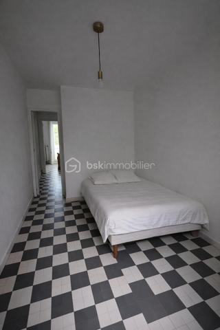 Situé à Bourg-Saint-Andéol, au 1er étage d’une résidence entretenue, découvrez cet appartement T3 offrant de beaux volumes et un fort potentiel.

Dès l’entrée, un dégagement avec placard dessert l’ensemble des pièces.
Le séjour propose un espace salon / salle à manger agréable, avec accès direct à deux balcons.
La cuisine indépendante bénéficie d’une loggia.
Côté nuit, vous trouverez deux chambres, une salle d’eau ainsi qu’un WC indépendant.

Une cave vient compléter ce bien. 

Des travaux de rafraîchissement sont à prévoir pour révéler tout le potentiel de cet appartement.

⚠️ INFORMATIONS IMPORTANTES 

Copropriété en cours de changement de syndic
Certaines informations (charges, tantièmes…) seront précisées prochainement
Diagnostics en cours de finalisation