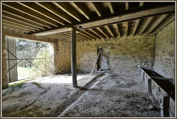 Rare à la vente – Authentique loge en pierre à réhabiliter