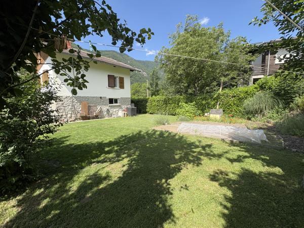 Vue panoramique sur les Pyrénées – Maison familiale avec jardin et sous-sol complet
