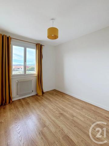 Maison à vendre  4 pièces - 88 m 2   CHATEAUGAY  - 63