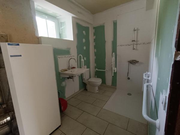 Maison en pierre avec 4 chambres, garage camping-car et jardin