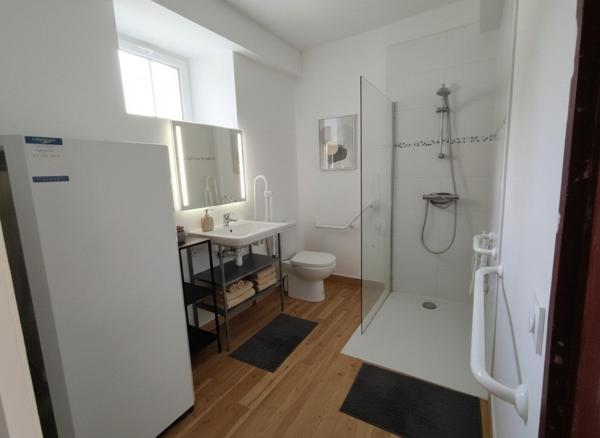 Maison en pierre avec 4 chambres, garage camping-car et jardin