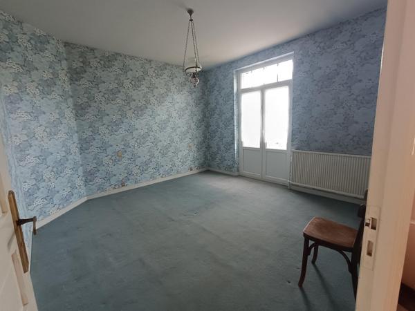 Maison en pierre avec 4 chambres, garage camping-car et jardin
