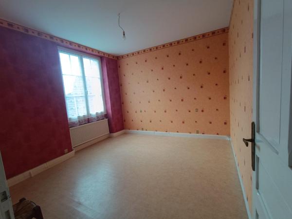 Maison en pierre avec 4 chambres, garage camping-car et jardin