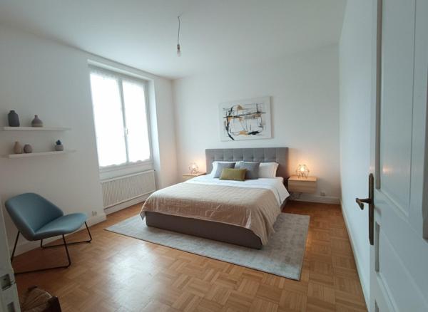 Maison en pierre avec 4 chambres, garage camping-car et jardin
