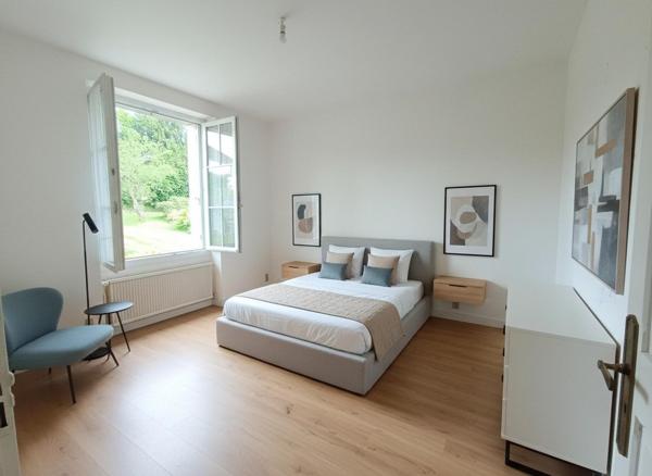 Maison en pierre avec 4 chambres, garage camping-car et jardin