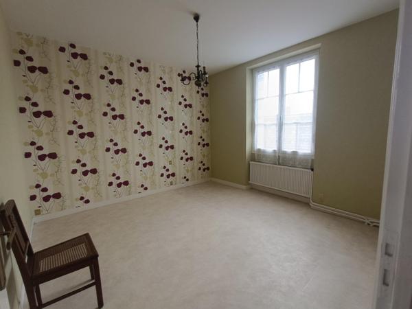 Maison en pierre avec 4 chambres, garage camping-car et jardin