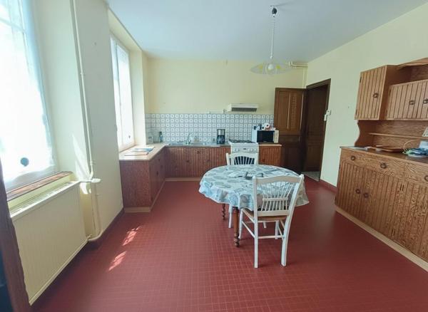 Maison en pierre avec 4 chambres, garage camping-car et jardin