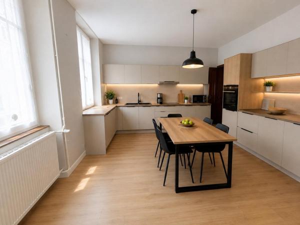 Maison en pierre avec 4 chambres, garage camping-car et jardin