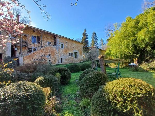 PROPRIETE DE CHARME EN BORD DE RIVIERE - TERRAIN 2,4 HECTARES