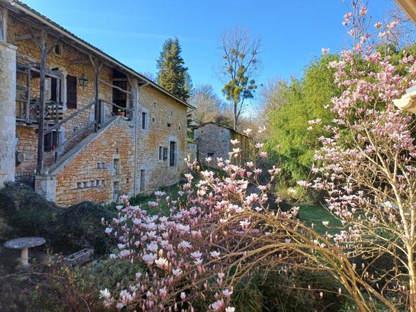 PROPRIETE DE CHARME EN BORD DE RIVIERE - TERRAIN 2,4 HECTARES