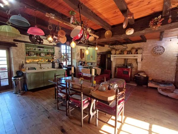 PROPRIETE DE CHARME EN BORD DE RIVIERE - TERRAIN 2,4 HECTARES