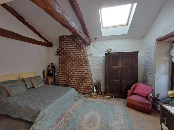 PROPRIETE DE CHARME EN BORD DE RIVIERE - TERRAIN 2,4 HECTARES