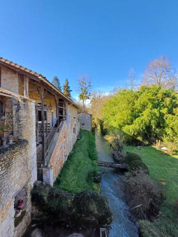PROPRIETE DE CHARME EN BORD DE RIVIERE - TERRAIN 2,4 HECTARES