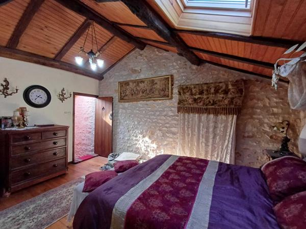 PROPRIETE DE CHARME EN BORD DE RIVIERE - TERRAIN 2,4 HECTARES