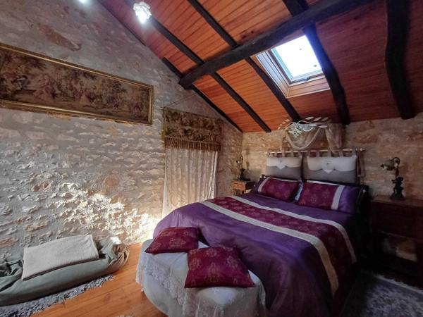 PROPRIETE DE CHARME EN BORD DE RIVIERE - TERRAIN 2,4 HECTARES