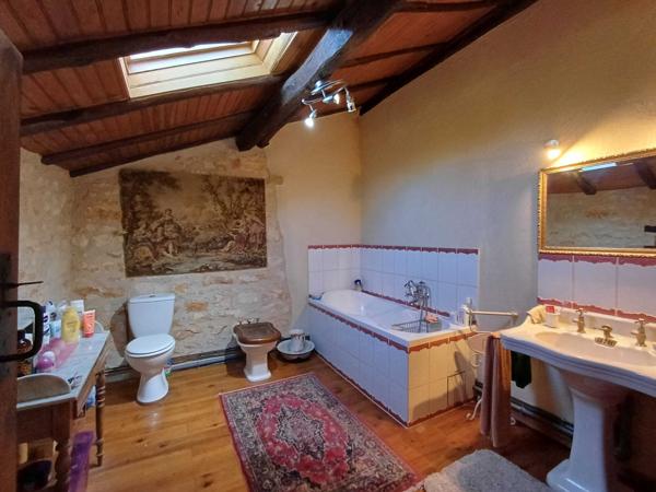 PROPRIETE DE CHARME EN BORD DE RIVIERE - TERRAIN 2,4 HECTARES