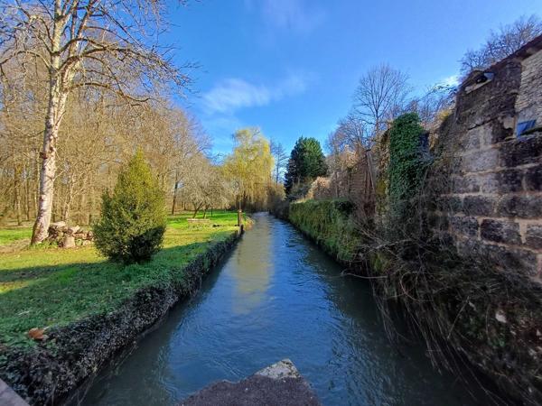 PROPRIETE DE CHARME EN BORD DE RIVIERE - TERRAIN 2,4 HECTARES