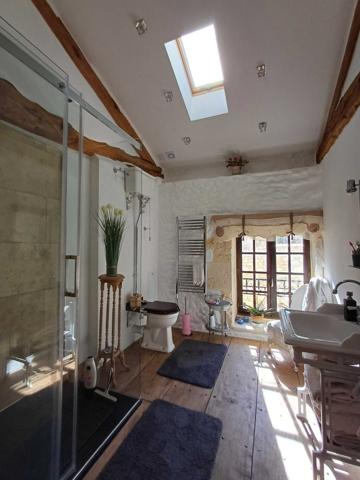 PROPRIETE DE CHARME EN BORD DE RIVIERE - TERRAIN 2,4 HECTARES