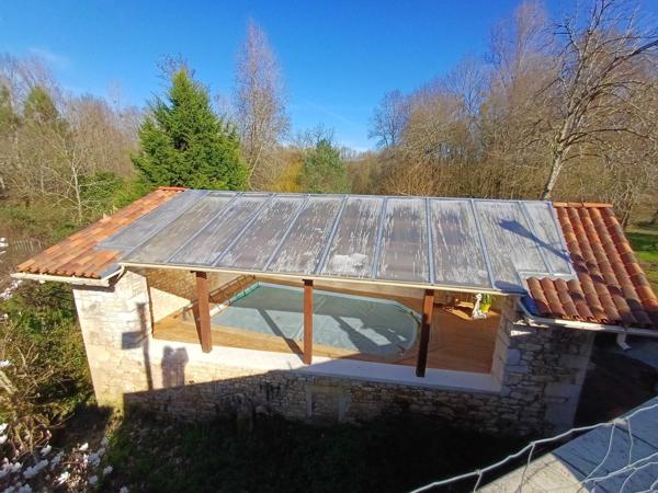 PROPRIETE DE CHARME EN BORD DE RIVIERE - TERRAIN 2,4 HECTARES