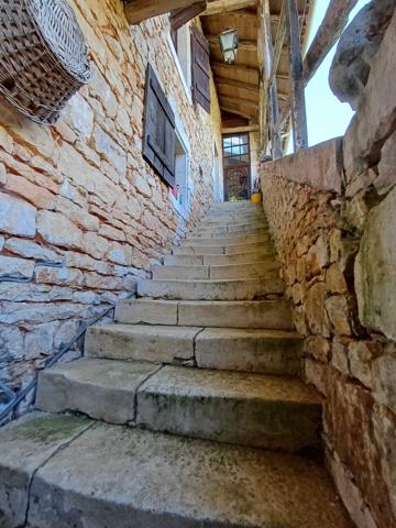PROPRIETE DE CHARME EN BORD DE RIVIERE - TERRAIN 2,4 HECTARES