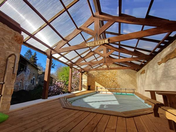 PROPRIETE DE CHARME EN BORD DE RIVIERE - TERRAIN 2,4 HECTARES