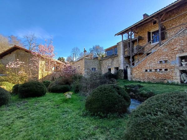 PROPRIETE DE CHARME EN BORD DE RIVIERE - TERRAIN 2,4 HECTARES