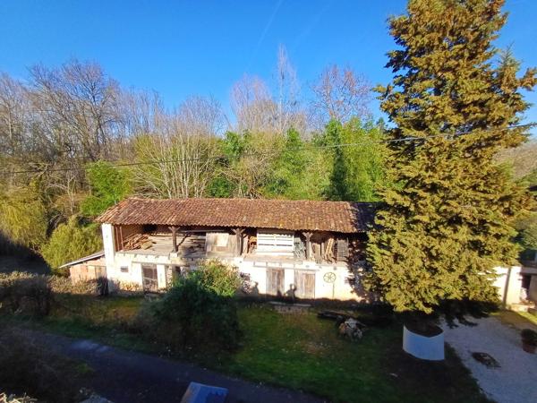 PROPRIETE DE CHARME EN BORD DE RIVIERE - TERRAIN 2,4 HECTARES