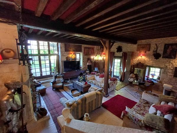 PROPRIETE DE CHARME EN BORD DE RIVIERE - TERRAIN 2,4 HECTARES