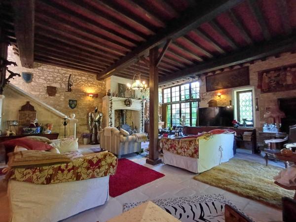 PROPRIETE DE CHARME EN BORD DE RIVIERE - TERRAIN 2,4 HECTARES