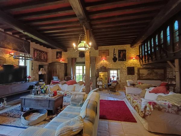 PROPRIETE DE CHARME EN BORD DE RIVIERE - TERRAIN 2,4 HECTARES