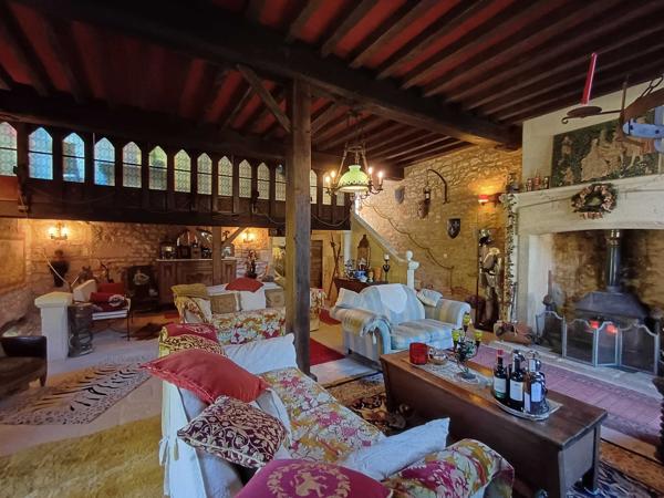 PROPRIETE DE CHARME EN BORD DE RIVIERE - TERRAIN 2,4 HECTARES