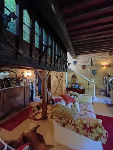 PROPRIETE DE CHARME EN BORD DE RIVIERE - TERRAIN 2,4 HECTARES