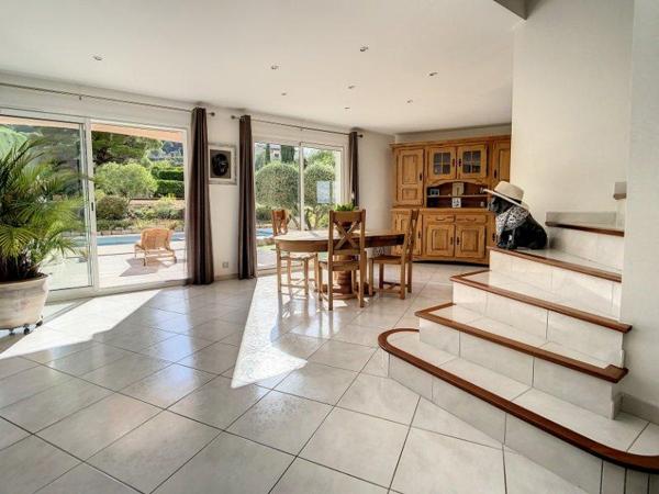 VILLA DE 165 M2  AVEC PISCINE ET POOL HOUSE