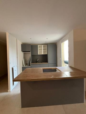 A VENDRE - Superbe appartement lumineux de 100 m2 avec balcon et cave