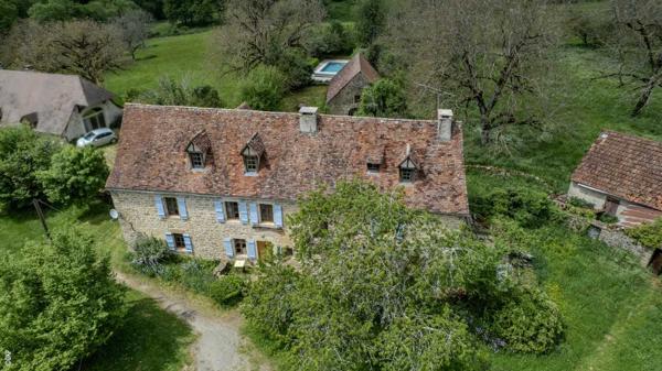 Maison ancienne - Gramat Propriété de caractère en pierres composée d'une maison d'habitation et d'une grange sur enclos de 1205 M² avec piscine