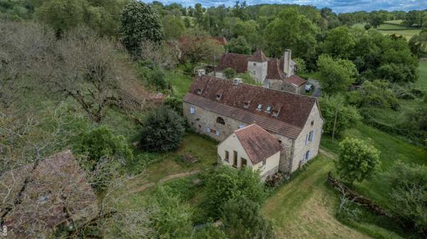 Maison ancienne - Gramat Propriété de caractère en pierres composée d'une maison d'habitation et d'une grange sur enclos de 1205 M² avec piscine