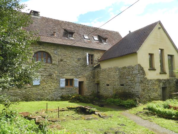 Maison ancienne - Gramat Propriété de caractère en pierres composée d'une maison d'habitation et d'une grange sur enclos de 1205 M² avec piscine