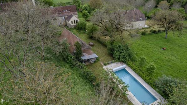 Maison ancienne - Gramat Propriété de caractère en pierres composée d'une maison d'habitation et d'une grange sur enclos de 1205 M² avec piscine