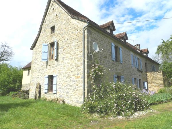 Maison ancienne - Gramat Propriété de caractère en pierres composée d'une maison d'habitation et d'une grange sur enclos de 1205 M² avec piscine
